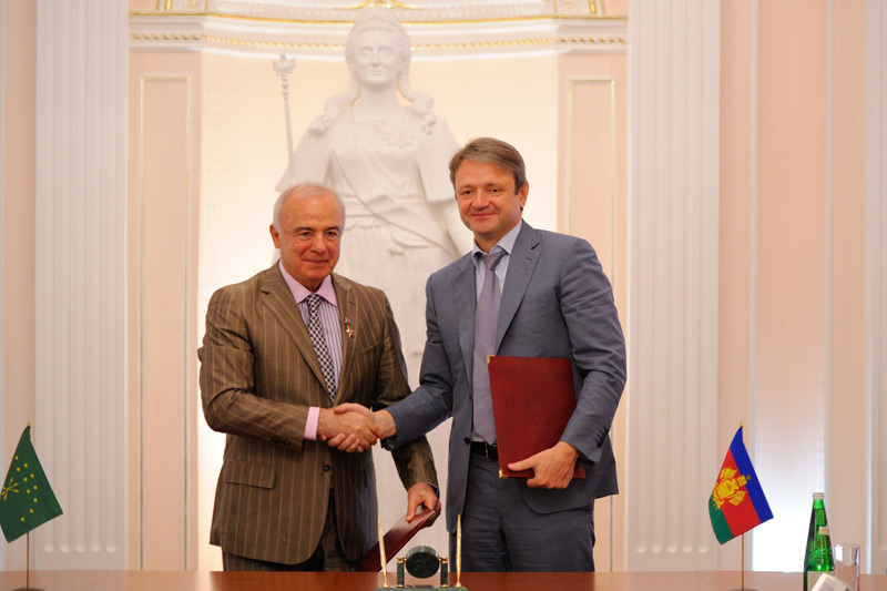 Глава Адыгеи и губернатор Краснодарского края подписали соглашение о сотрудничестве