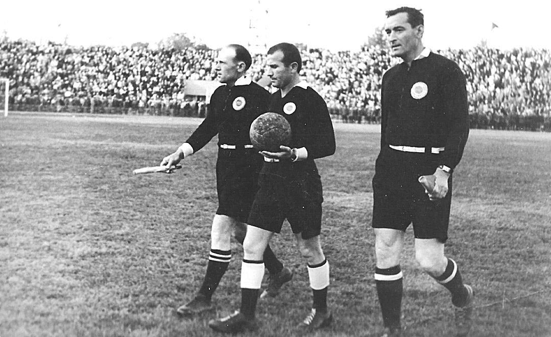 Темир Хурум (крайний справа) — один из сильнейших футбольных арбитров в 60-е годы.