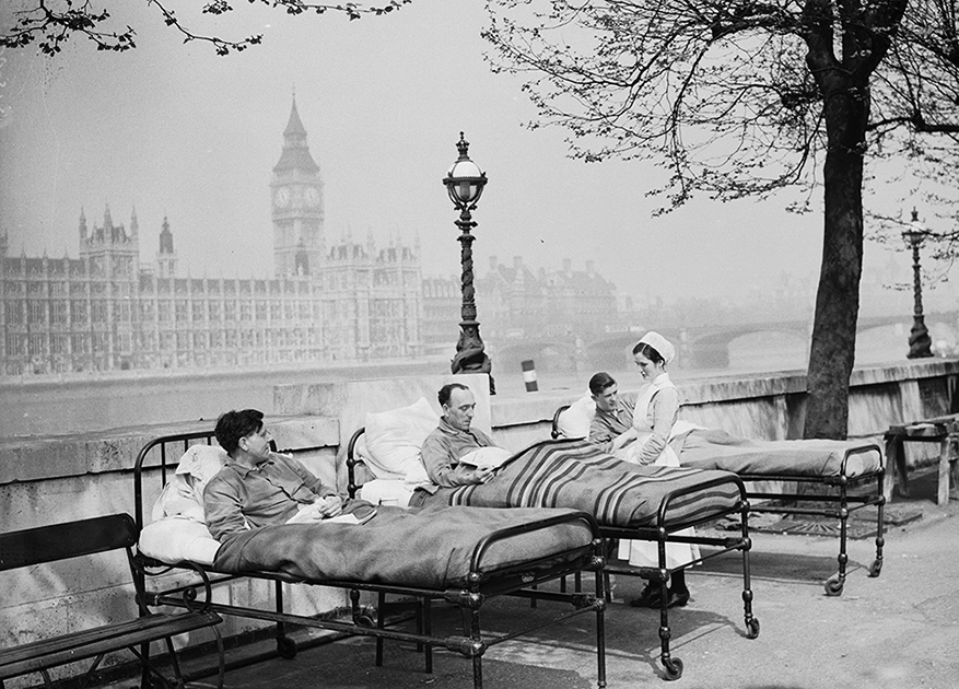 Туберкулезные больные дышат свежим воздухом на берегу Темзы (1936 год)