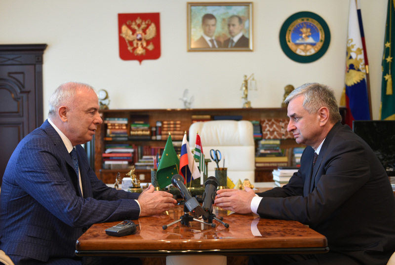 Глава Адыгеи Аслан Тхакушинов провел встречу с Президентом Абхазии Раулем Хаджимбой