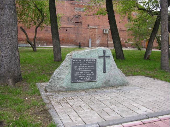 В 2001 памятный знак был реконструирован, на одной из его сторон были укреплены шесть мемориальных досок с именами 92 польских заключенных (на польском языке).