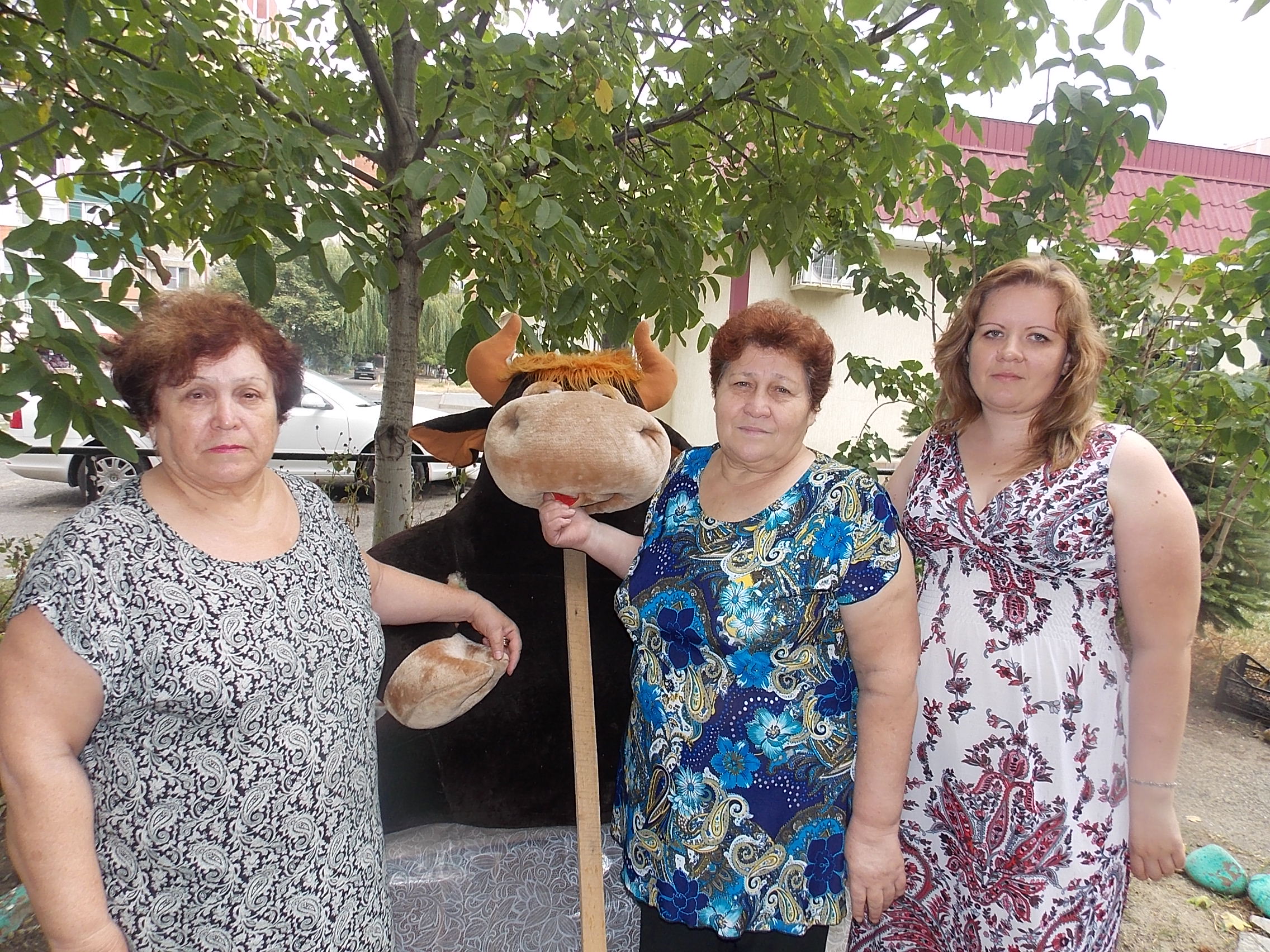 На снимке: актив ТСЖ рядом с талисманом двора «Петровичем». Олеся Чернецкая — последняя справа.