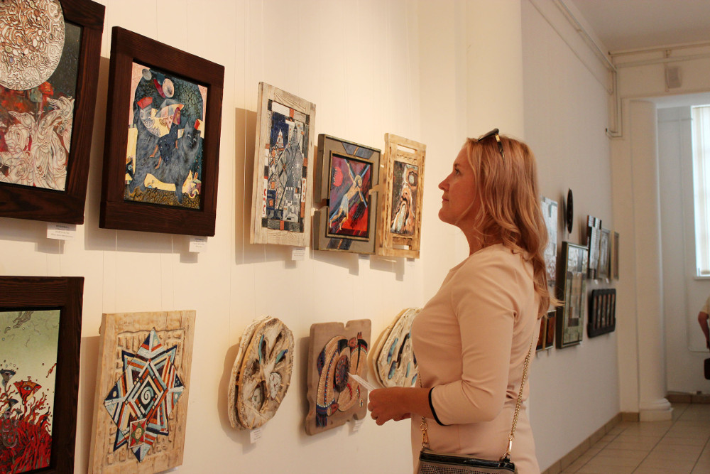 В Адыгее экспонируются произведения эмальеров из 10 стран мира