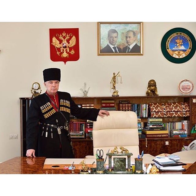 Глава Адыгеи Аслан Тхакушинов начал свой рабочий день вчера в национальном костюме.