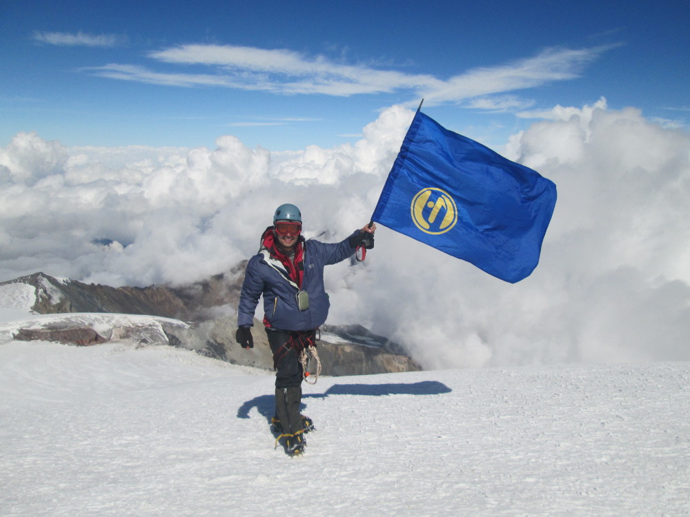 Студент из Таджикистана посвятил восхождение на вершину Казбека юбилею АГУ