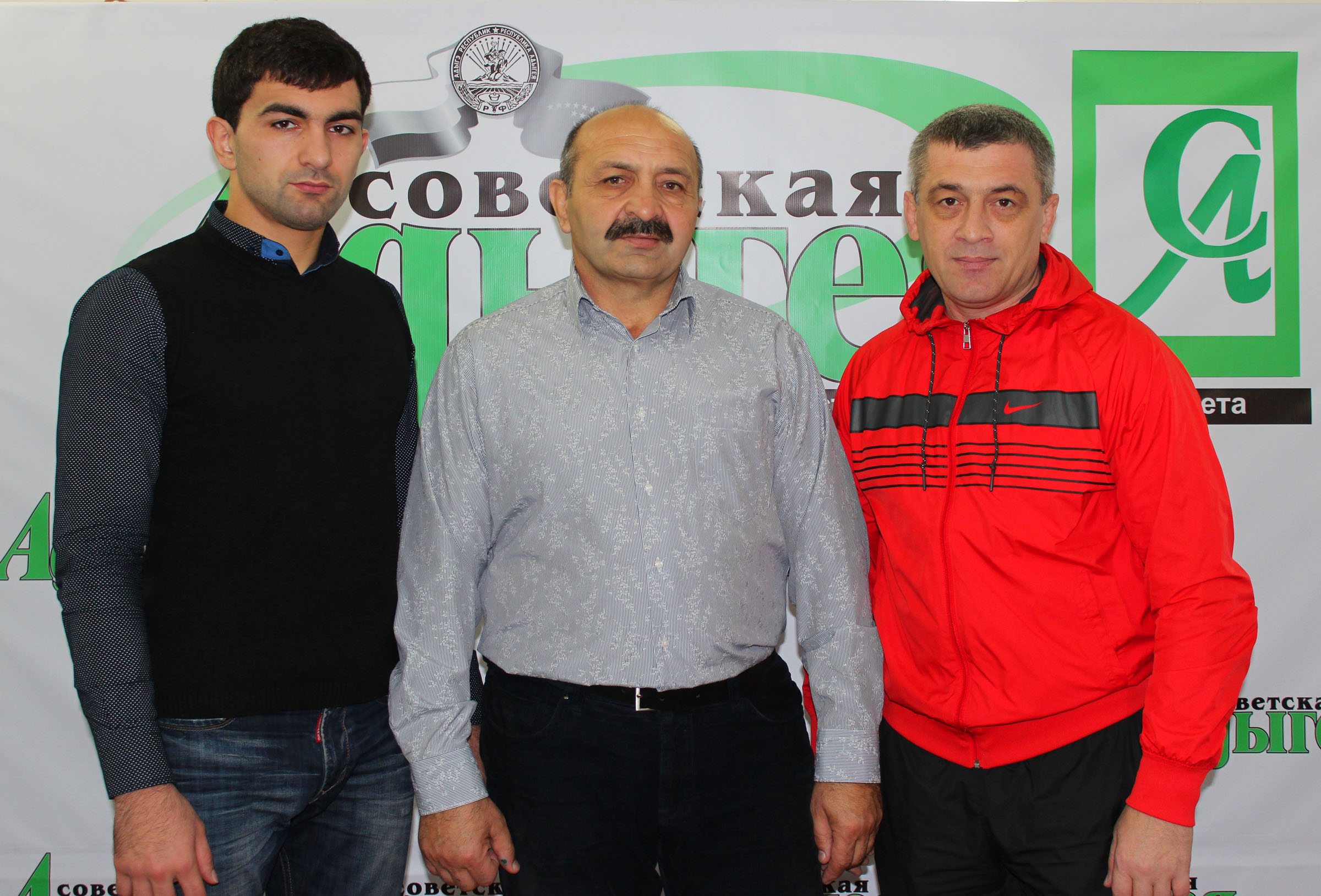 Заур Беданоков (слева), его отец и тренер Байзет Беданоков и старший тренер сборной РА по дзюдо Салим Басте (справа).