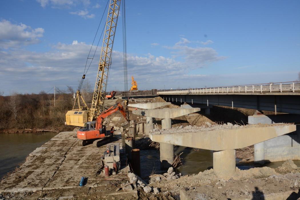 Порядка 335 млн. рублей направит Адыгея на реконструкцию моста через реку Пшиш в районе аула Габукай. Работы планируется завершить до конца года