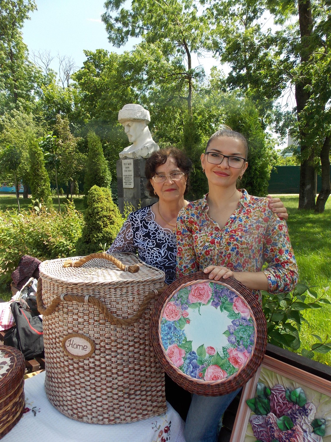 Екатерина Алферова  с мамой Ниной Ивановной и поделками из бумажной лозы.