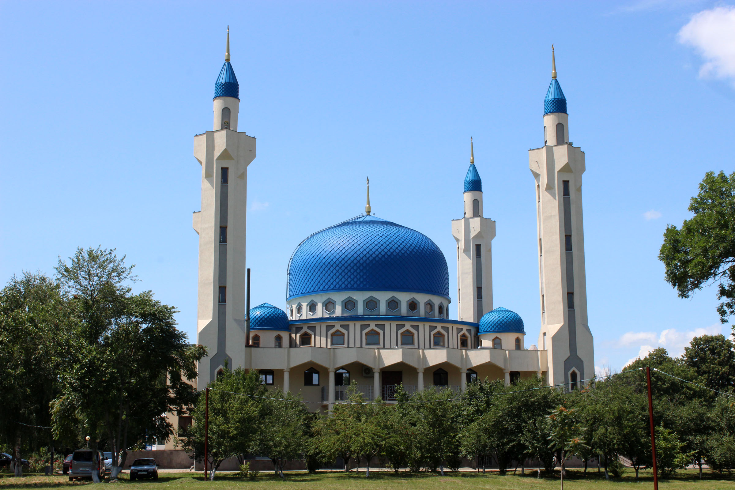 Соборная мечеть Майкопа вблизи