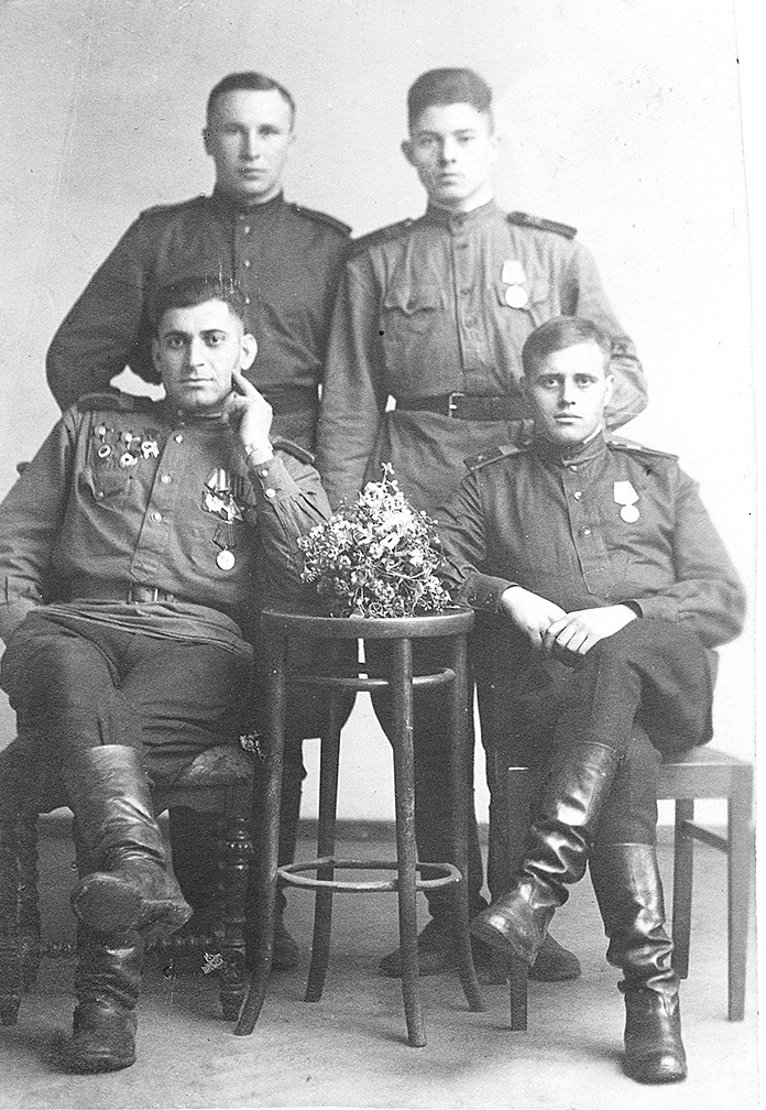 «Ачмиз Халид со своими солдатами (слева)»