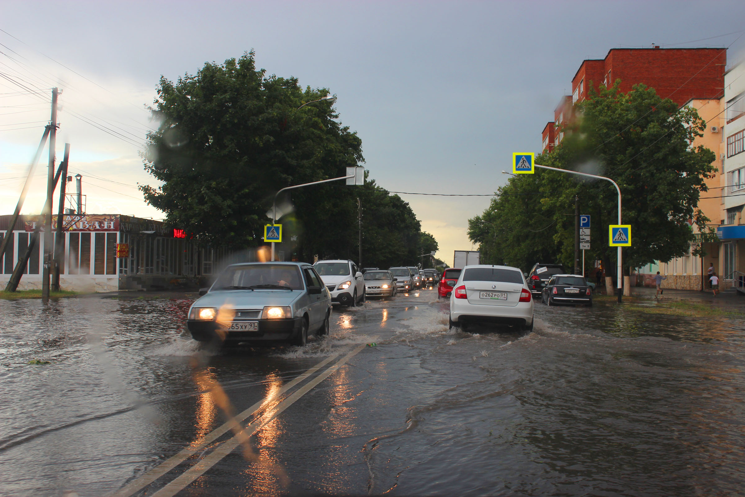 Прогноз майкоп сегодня. Дождь в Майкопе. Майкоп улицы в дождь. Пятигорск ливень. Современный Майкоп.