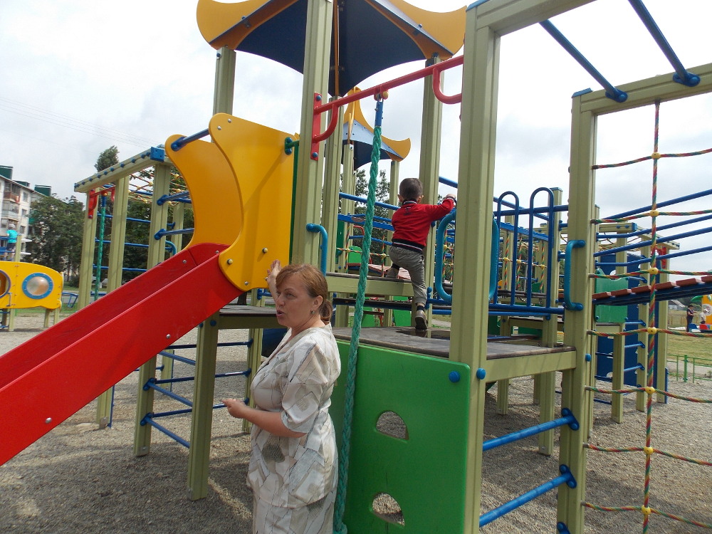 В Адыгее общественники проверили состояние детских площадок  и выявили нарушения, требующие устранения