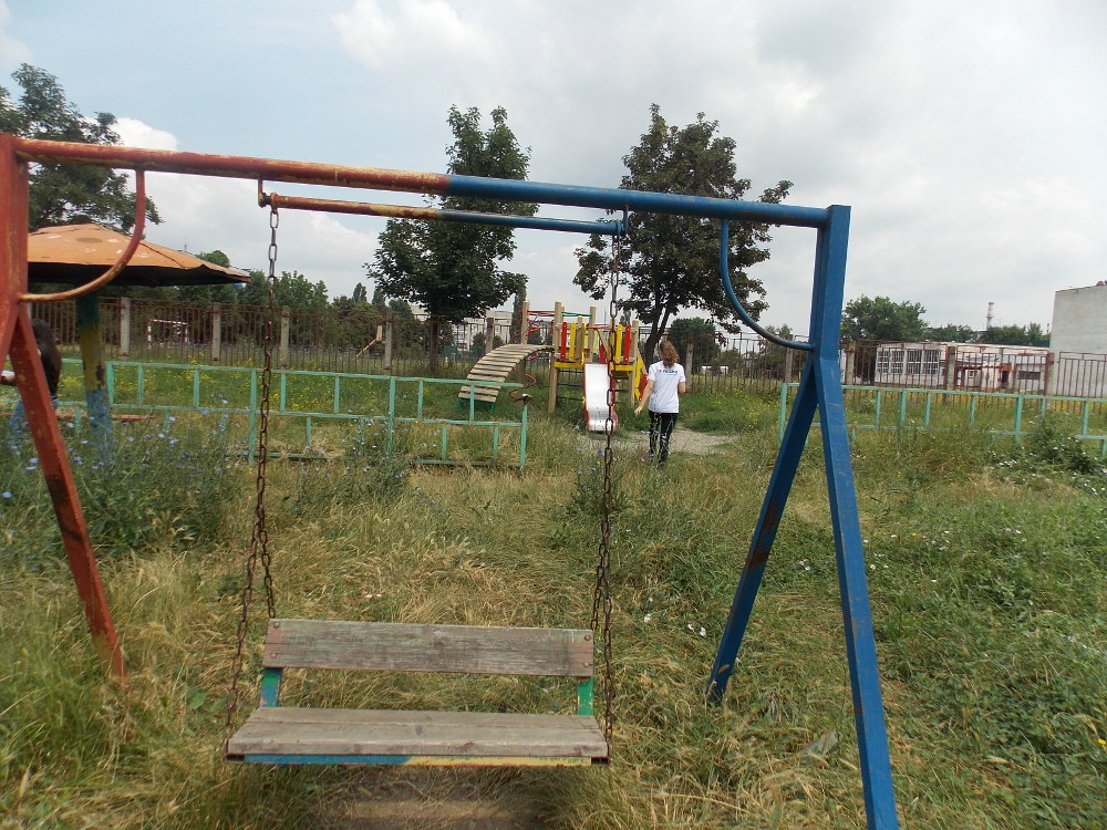 В Адыгее общественники проверили состояние детских площадок  и выявили нарушения, требующие устранения