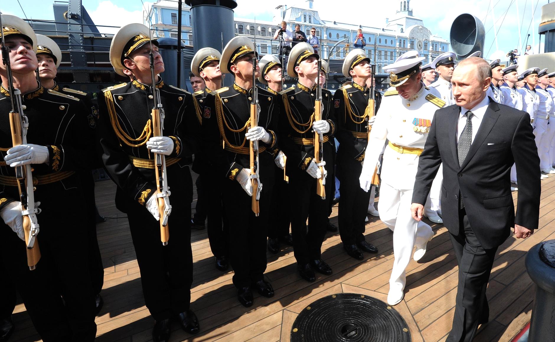 День военного подводника. ВМФ РФ моряки на параде. Военный моряк. Моряки на подводной лодке.