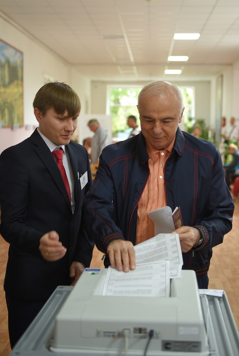 Аслан Тхакушинов голосует на избирательном участке