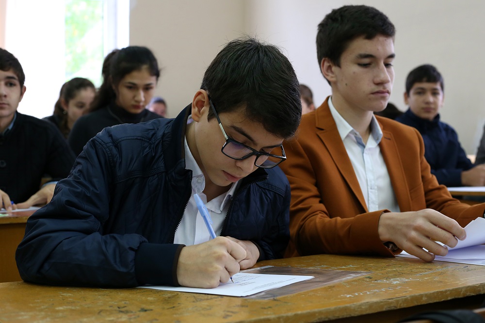 В Адыгее учащиеся-билингвы прошли проверку на знание двух государственных языков республики