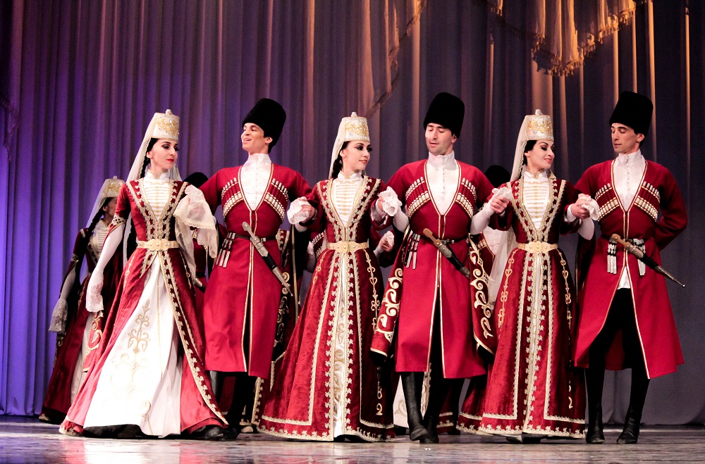 День национального костюма в Адыгее отметили дефиле национальной одежды и концертной программой