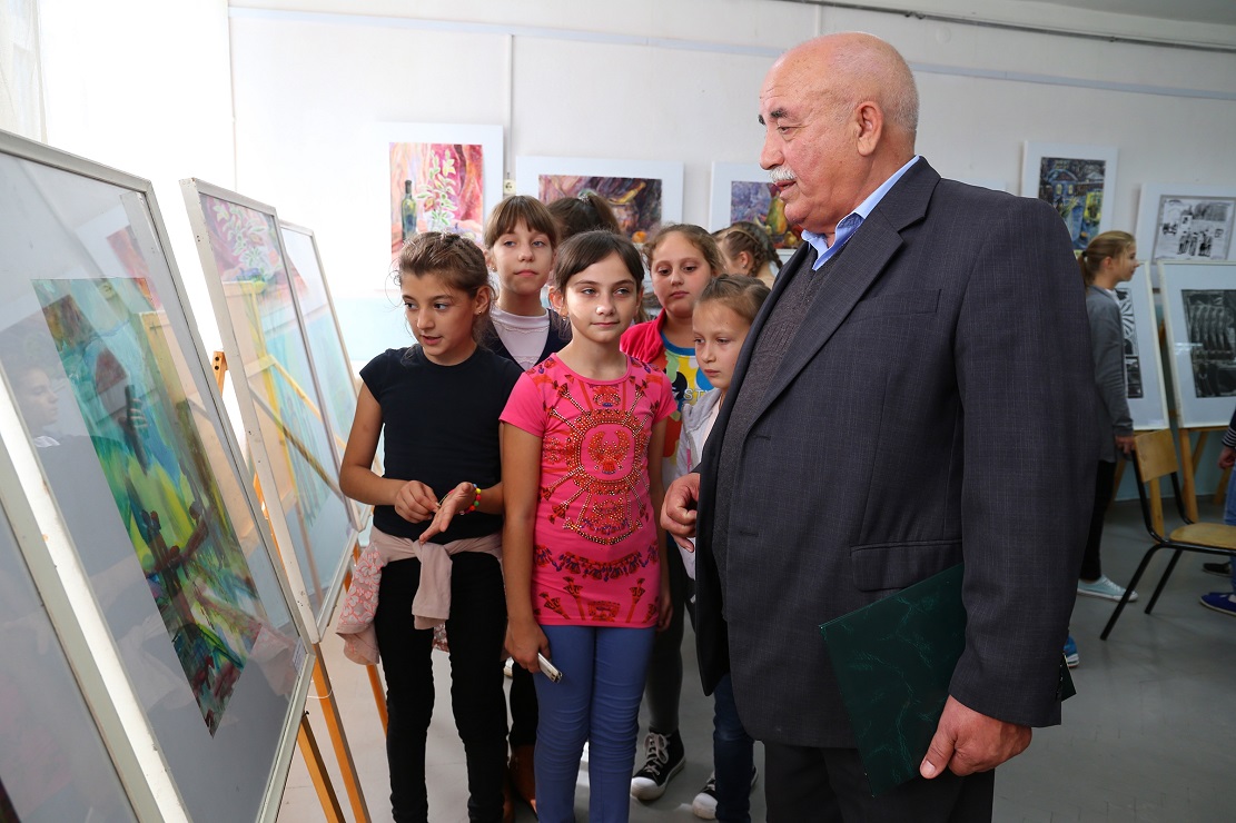 Народный художник России Теучеж Кат передал 30 произведений детской художественной школе Майкопа