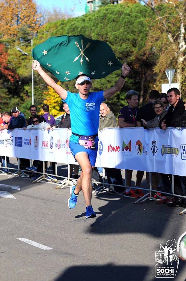 Николай Кривошеев в финишном створе марафонской дистанции.