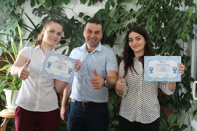 Рубен Тороян со студентками — победительницами конкурса инновационных проектов «Умник-2015».