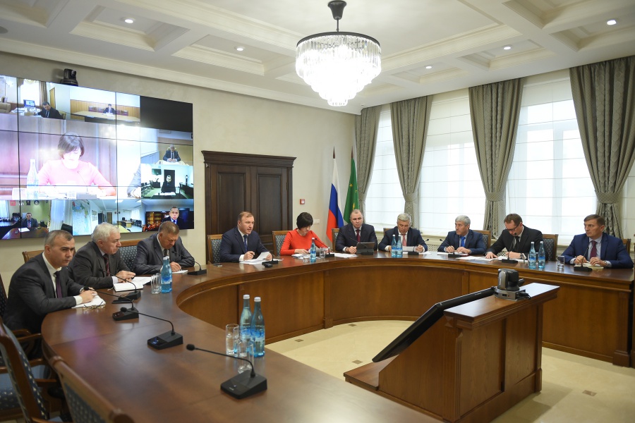 Мурат Кумпилов призвал глав районов обратить внимание на зарплаты бюджетников