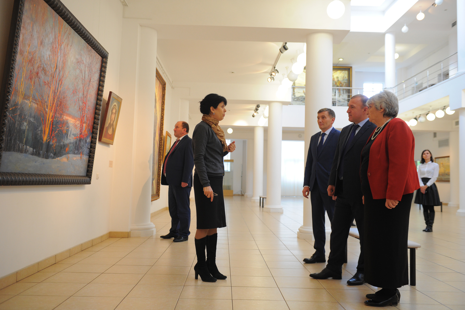 Глава Адыгеи в числе первых зрителей посетил персональную выставку народного художника России Василия Нестеренко