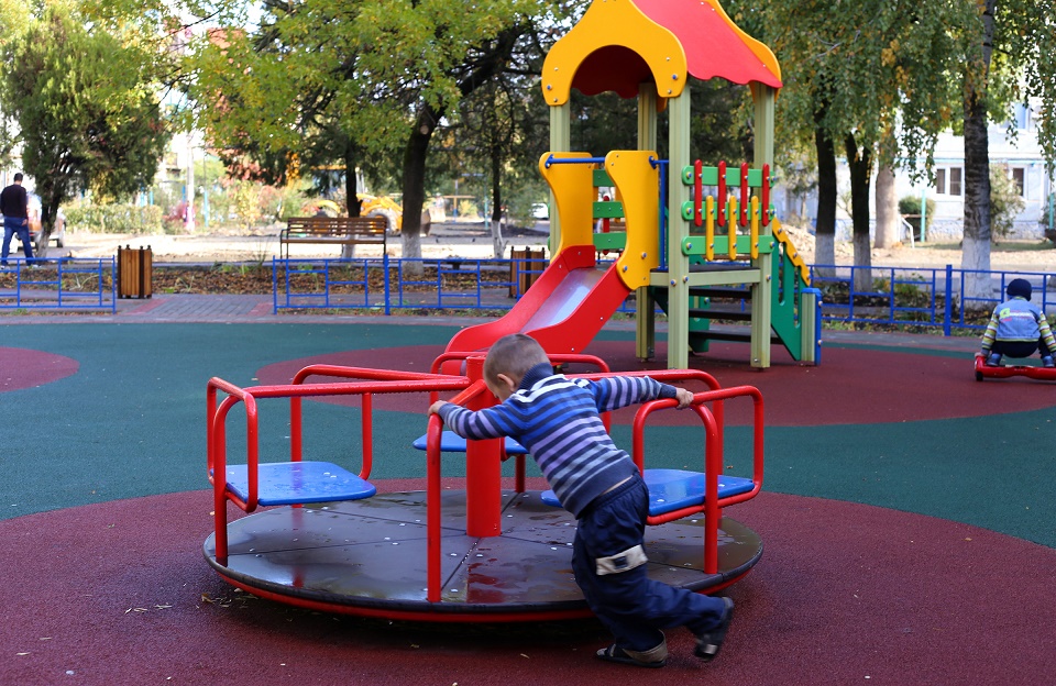 Отобранные жителями столицы Адыгеи по федеральному проекту создания современной городской среды две парковые зоны и 19 дворов реконструируют в столице республики в этом году