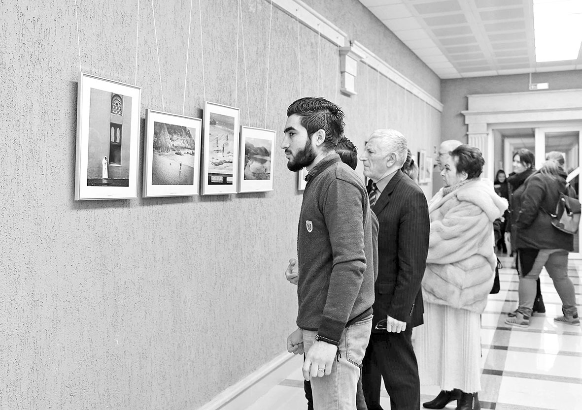 В Адыгее открылась выставка «55 мгновений» фотомастера, художника и педагога Саиды Евтых