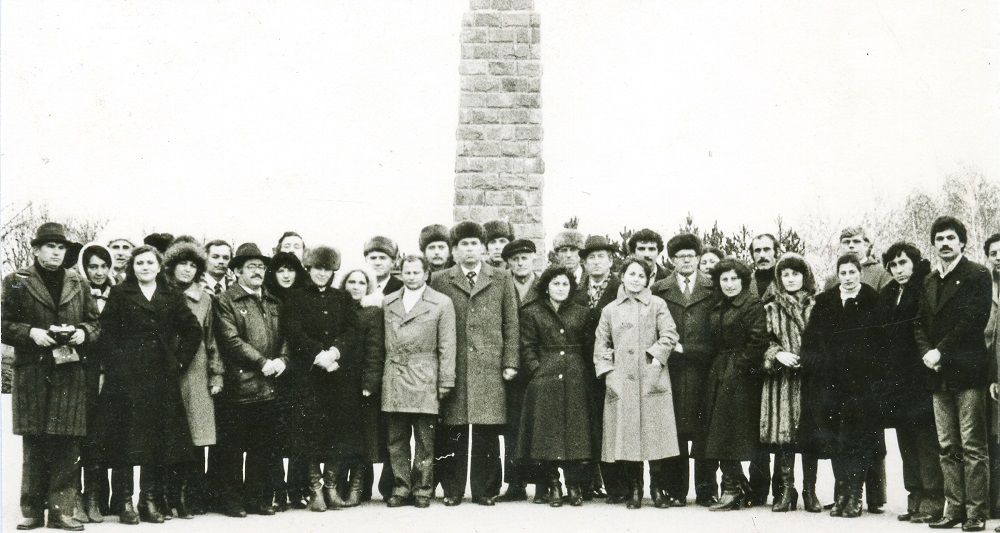 Участники дней культуры Адыгеи в Народной Республике Болгария у памятника солдату Алеше.