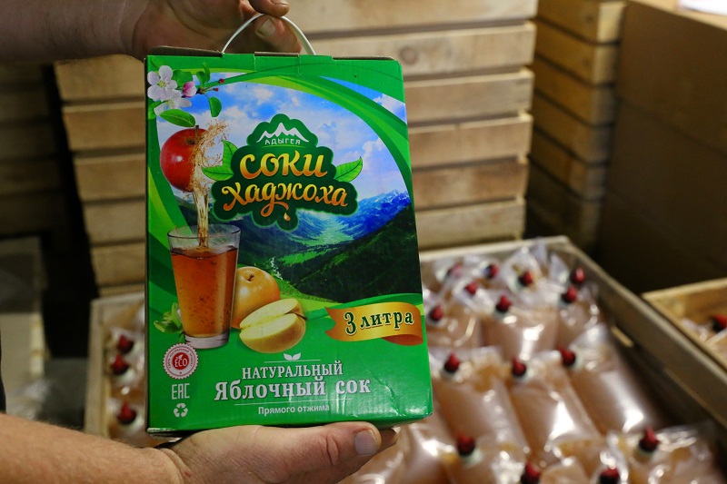 Сельхозпредприятие «Аракс» в Майкопском районе не только выращивает вкусные яблоки, но и производит из них сок
