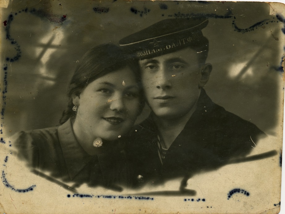 Матрос Семен Жуков с любимой девушкой. Снимок сделан во время предвоенного отпуска.
