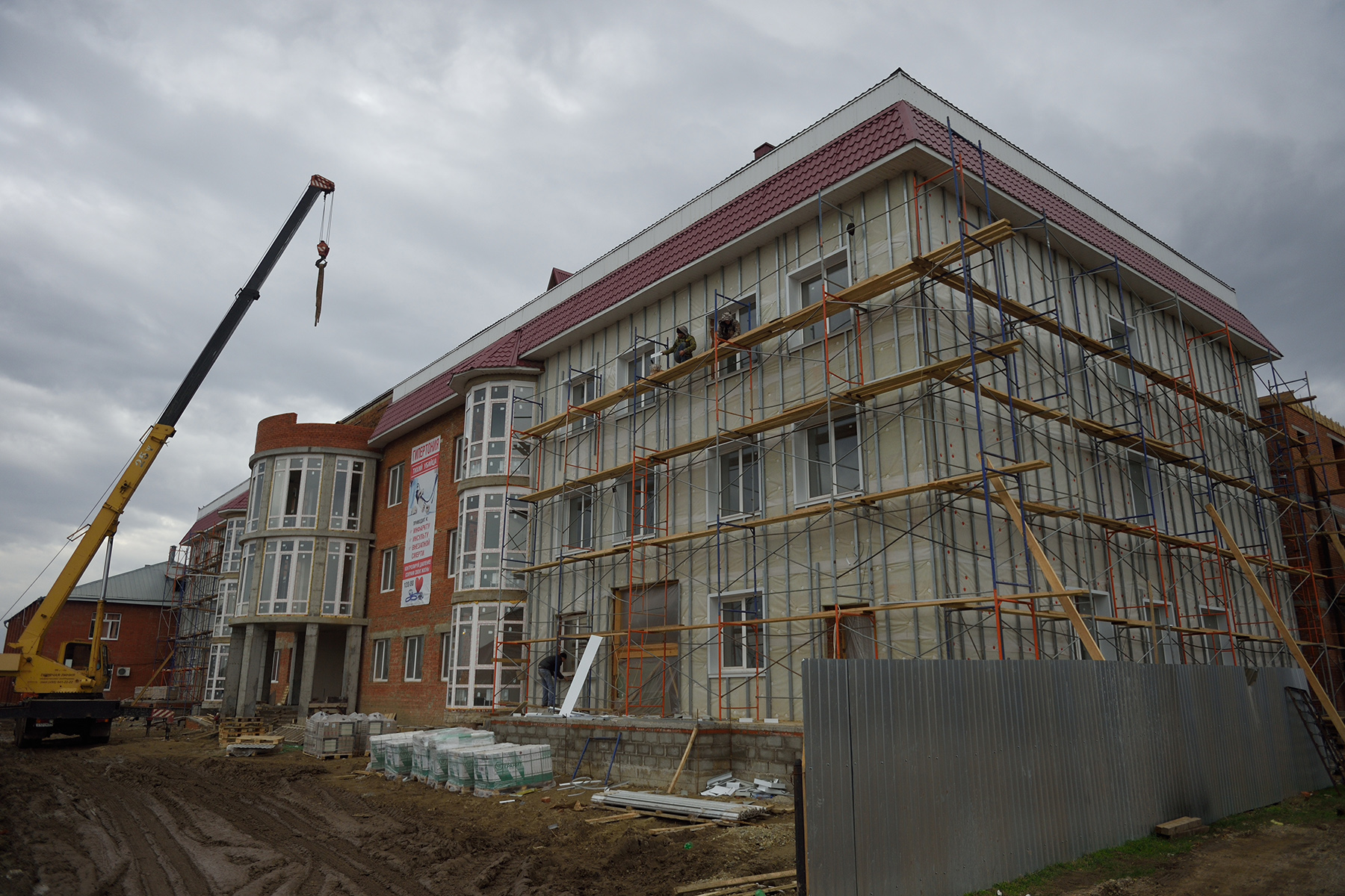 Строительство нового корпуса Тахтамукайской центральной районной больницы. Фото Алексея Гусева