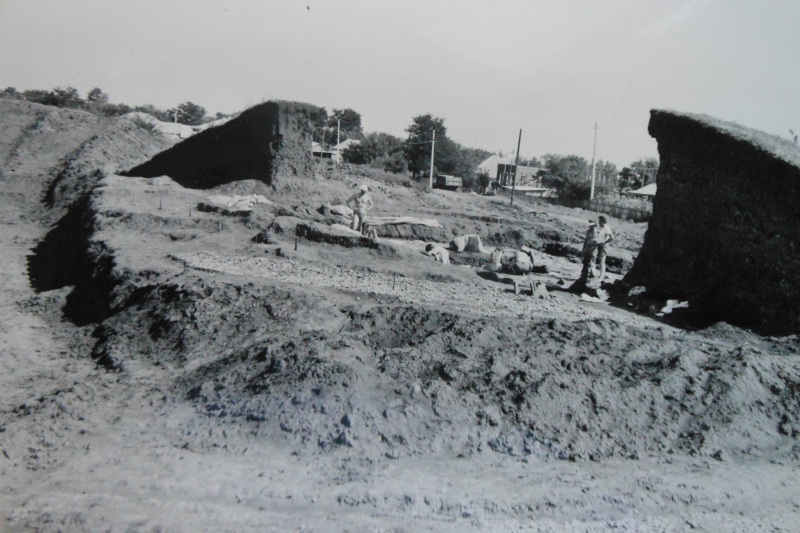Раскоп 10-го ульского кургана. 1982 год. Перед сидящими укрыт котел. Фото из архива Национального музея РА