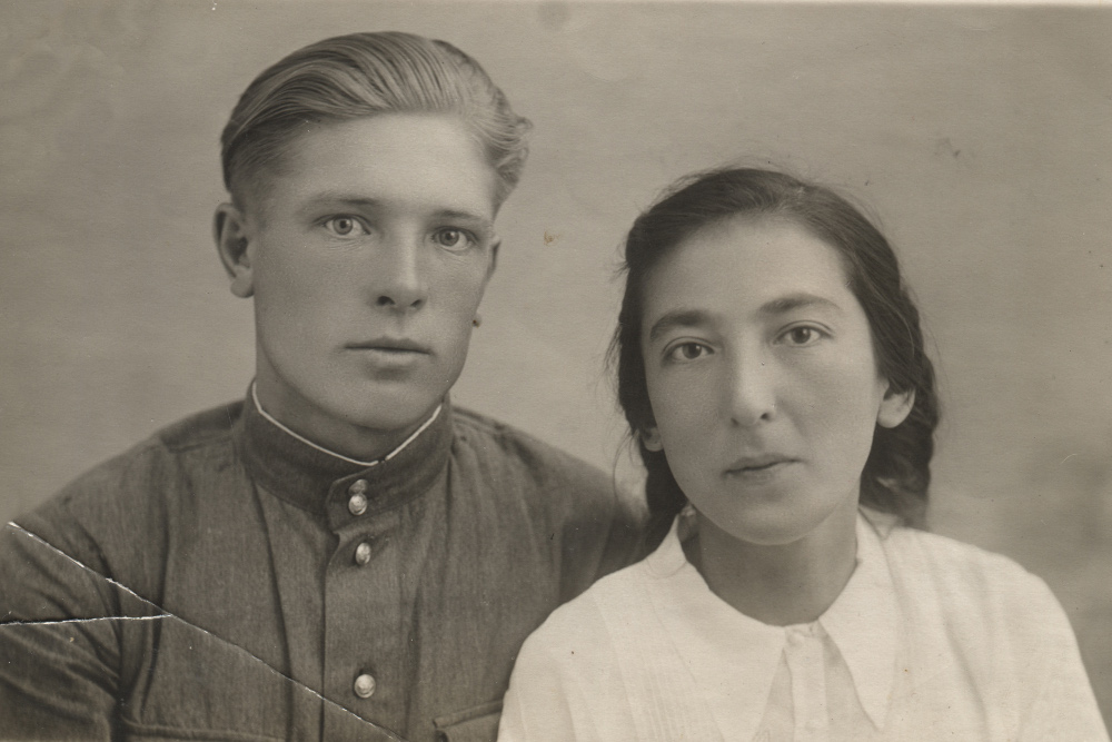 Нинель и Иван Ясенские (снимок сделан, когда Иван вернулся домой после службы в армии). Фото из архива семьи Ясенских