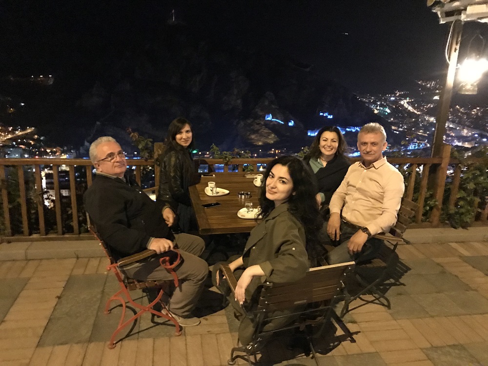 На фото ужин в ресторане "Подъем" с видом на ночную Амасью 