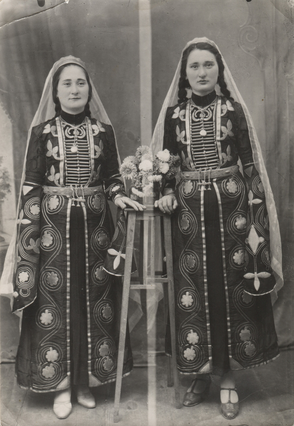Фото из архива Зары Шадже. Сестры Рукиет и Шиготыж Тамбиевы, конец 1930-х годов