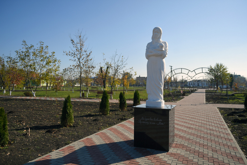 Фото памятник матери в станице Гиагинской
