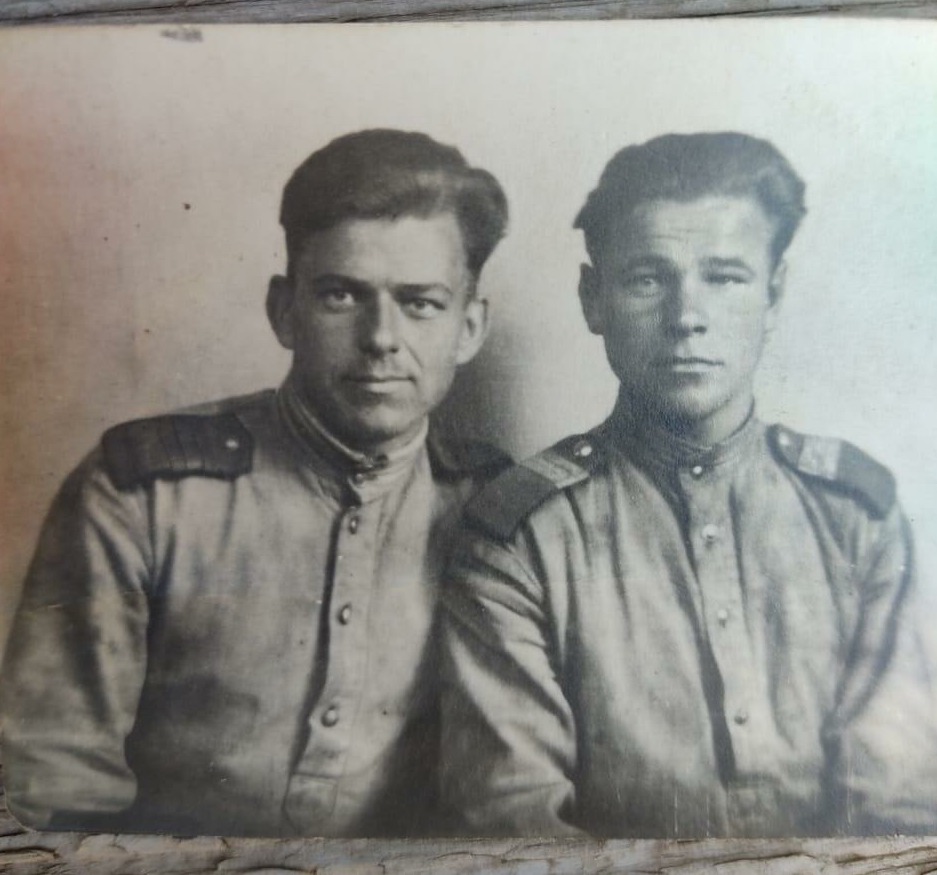 На фото Андрей Гончарук (слева) с однополчанином