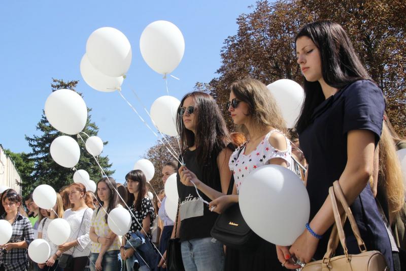 Фото архив СА/ В память о погибших в Беслане в небо запускают белые шары