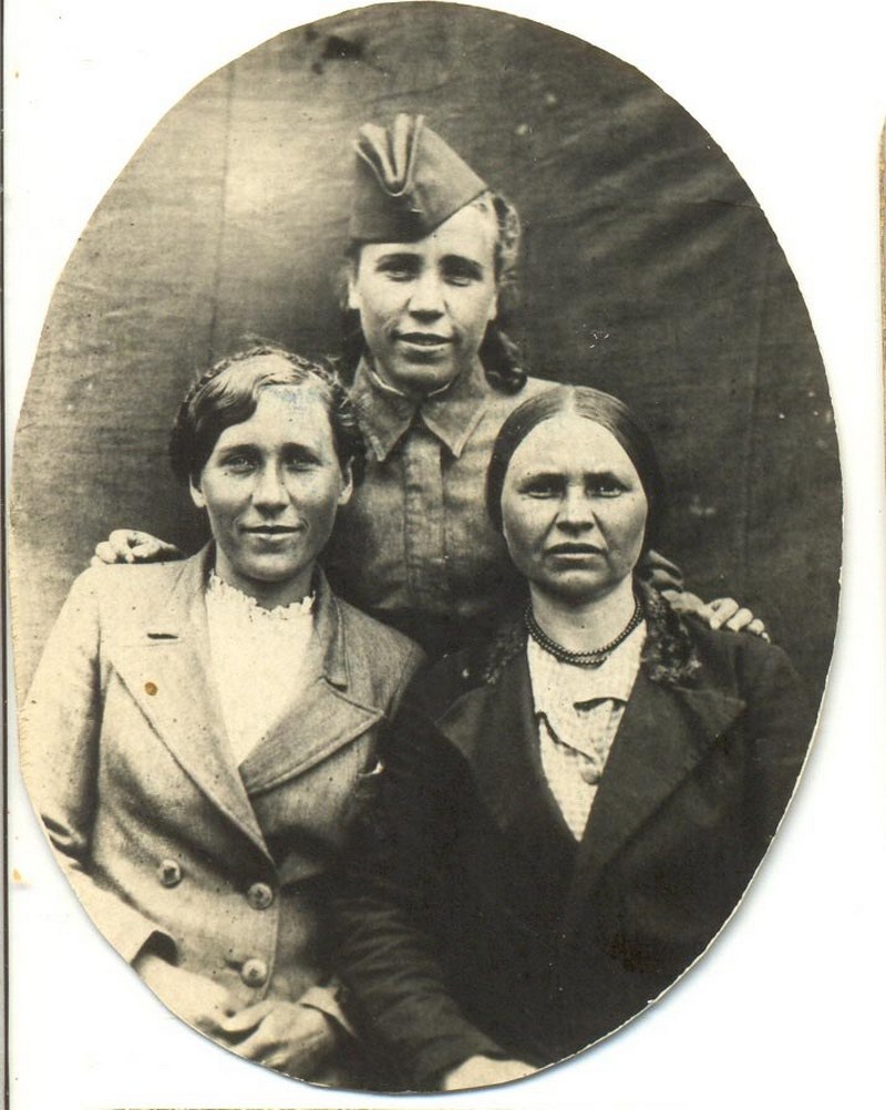 На фото татьяна Гроль (в центре) перед отправкой на фронт с матерью и сестрой 