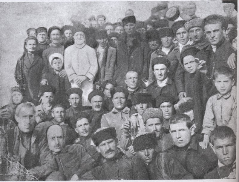 На фото участники исторического митинга в ауле Габукай, 1922 г.