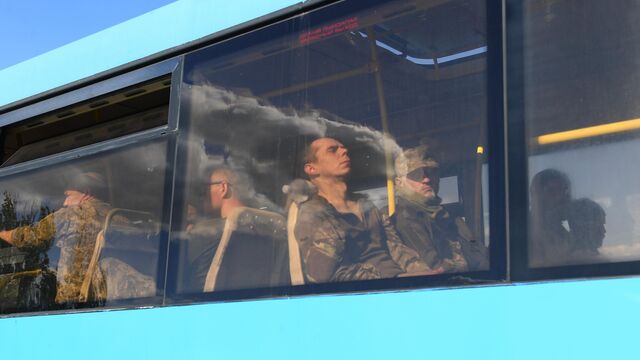 Фото: РИА Новости/ Автобус со сдавшимися в плен украинскими военнослужащими и боевиками 