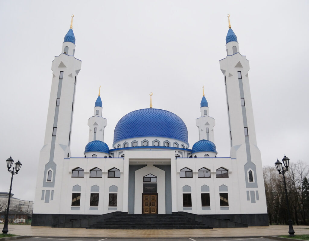 Адыгея мусульмане. Соборная мечеть Майкопа. Мусульмане Майкоп мечеть. Ураза байрам Майкоп мечеть. Соборная мечеть Майкопа зимой.