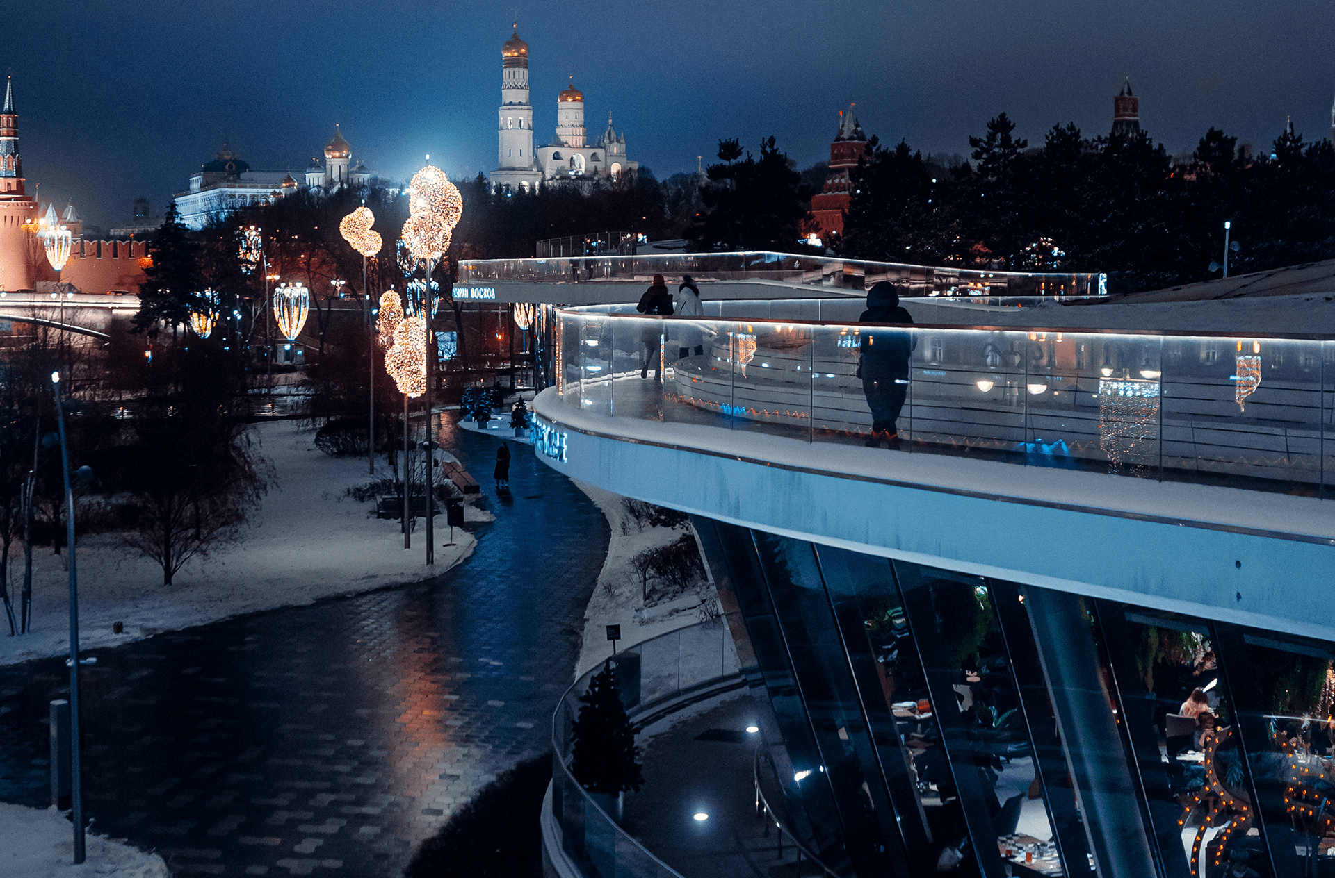Парящий мост в Москве в парке Зарядье