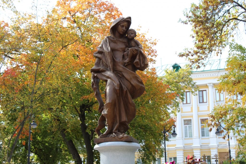 Фото: penzaobzor.ru/ памятник Матери в Пензе
