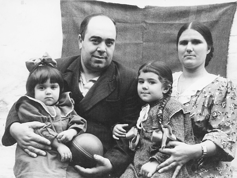 Фото: архив Мелеачет Зеховой/ с родителями и сестрой